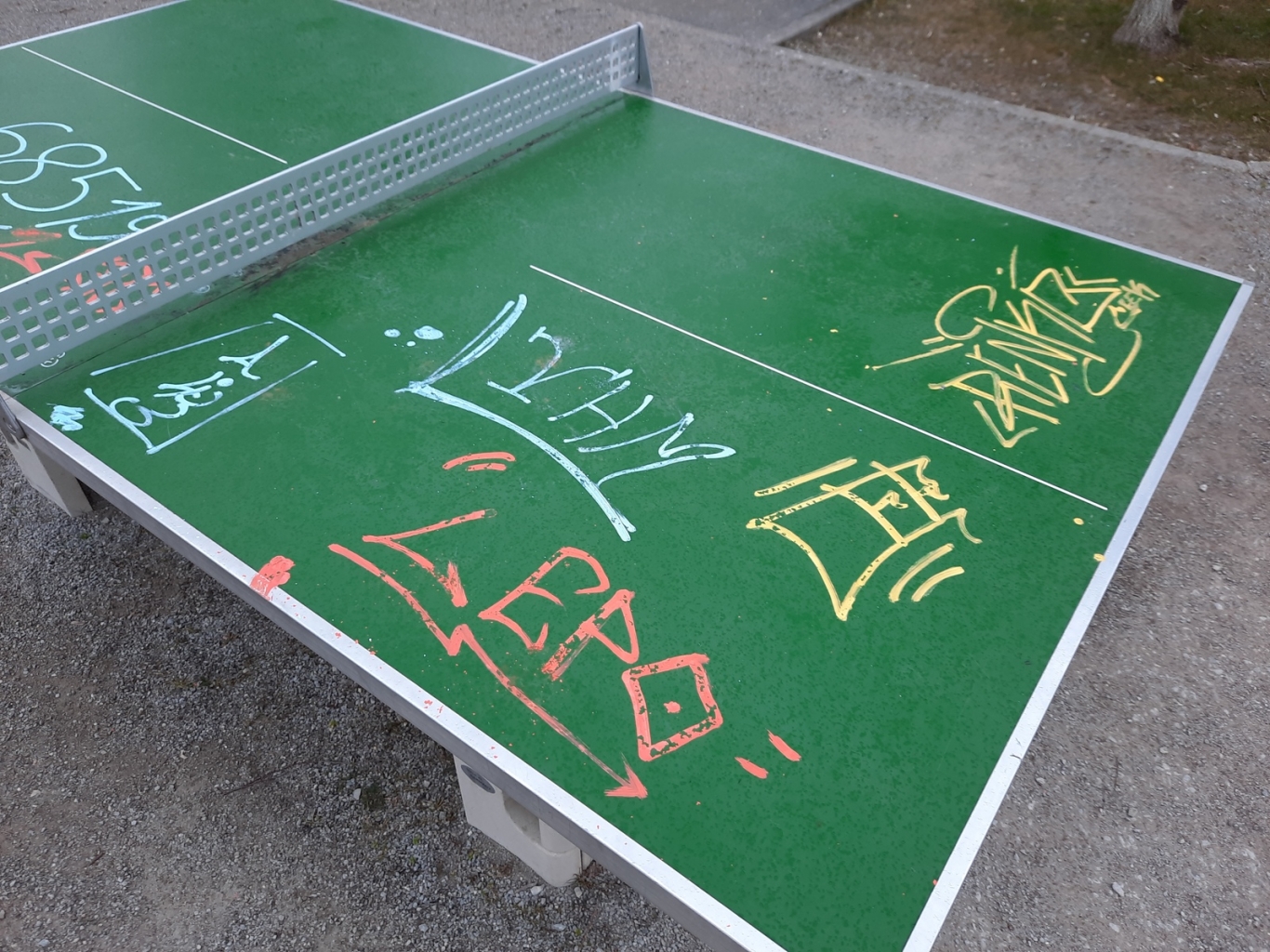 Tischtennisplatte wurde mit Schmierereien versehen.