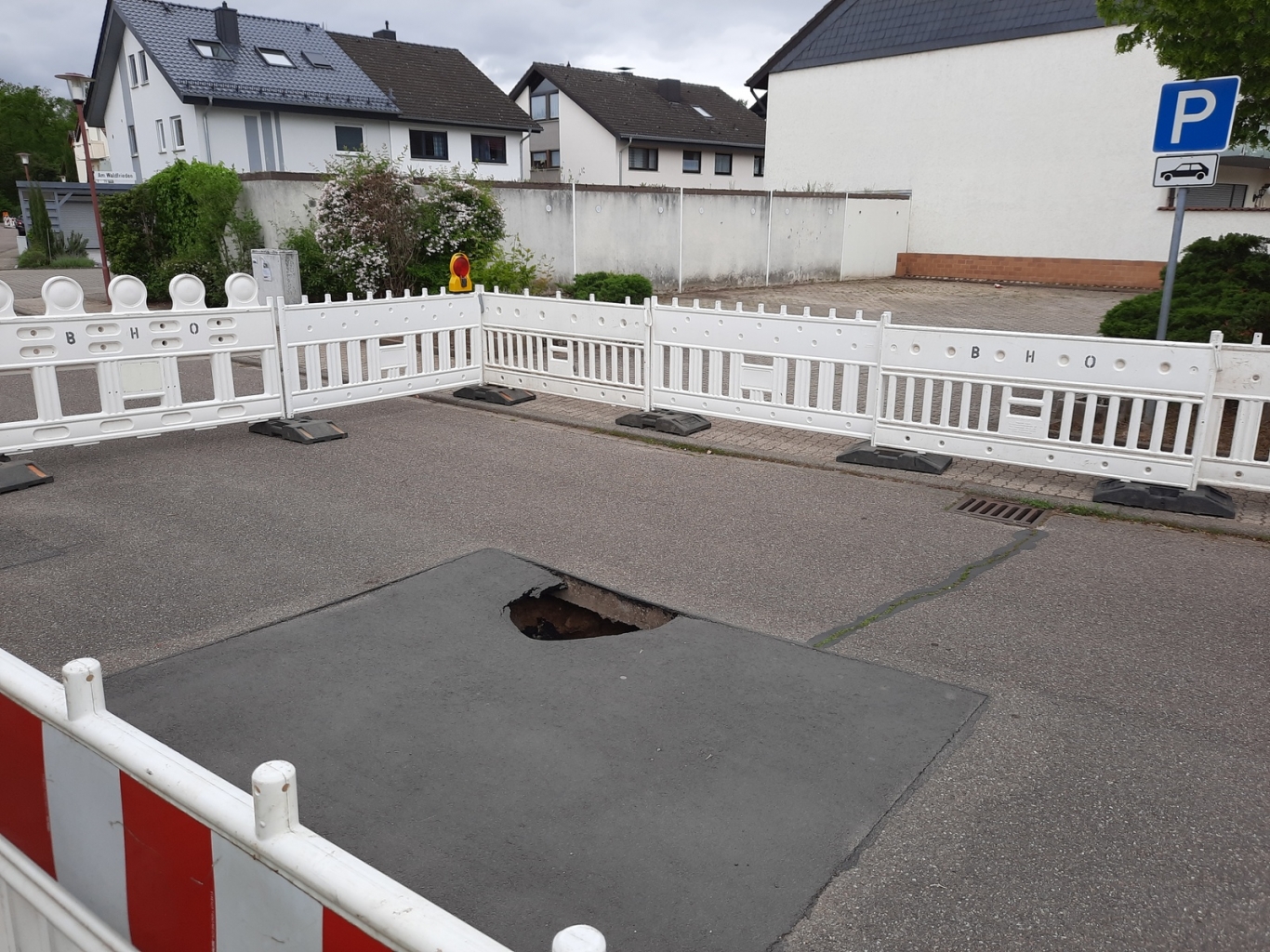 Der Straßeneinbruch musste großräumig abgesperrt werden.