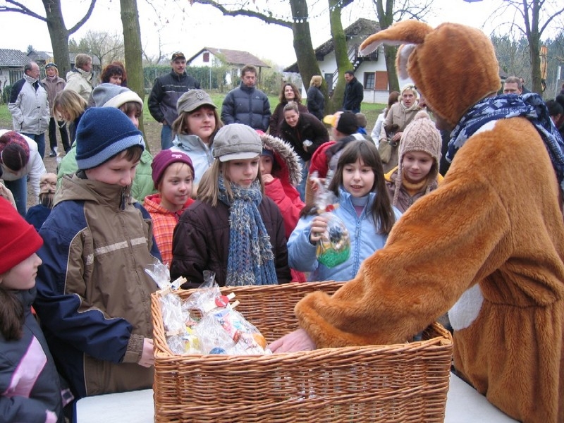 Spendabler Osterhase beschenkte viele Kinder 4 Spendabler Osterhase beschenkte viele Kinder 4