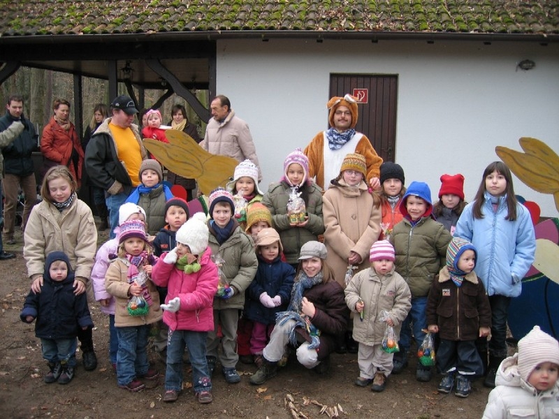 Spendabler Osterhase beschenkte viele Kinder 5 Spendabler Osterhase beschenkte viele Kinder 5