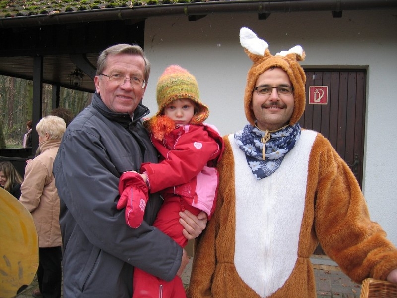 Spendabler Osterhase beschenkte viele Kinder 6 Spendabler Osterhase beschenkte viele Kinder 6