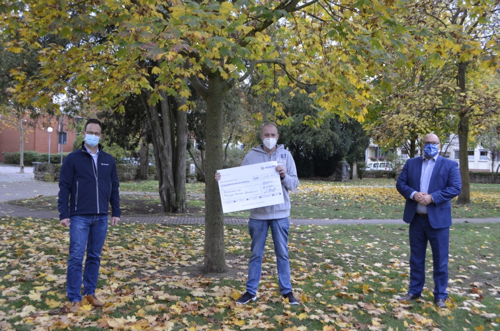 vlnr: Stampfer (NetzeBW), Laser (FFW), Geiß (Bürgermeister) bei der Spendenübergabe vlnr: Stampfer (NetzeBW), Laser (FFW), Geiß (Bürgermeister) bei der Spendenübergabe