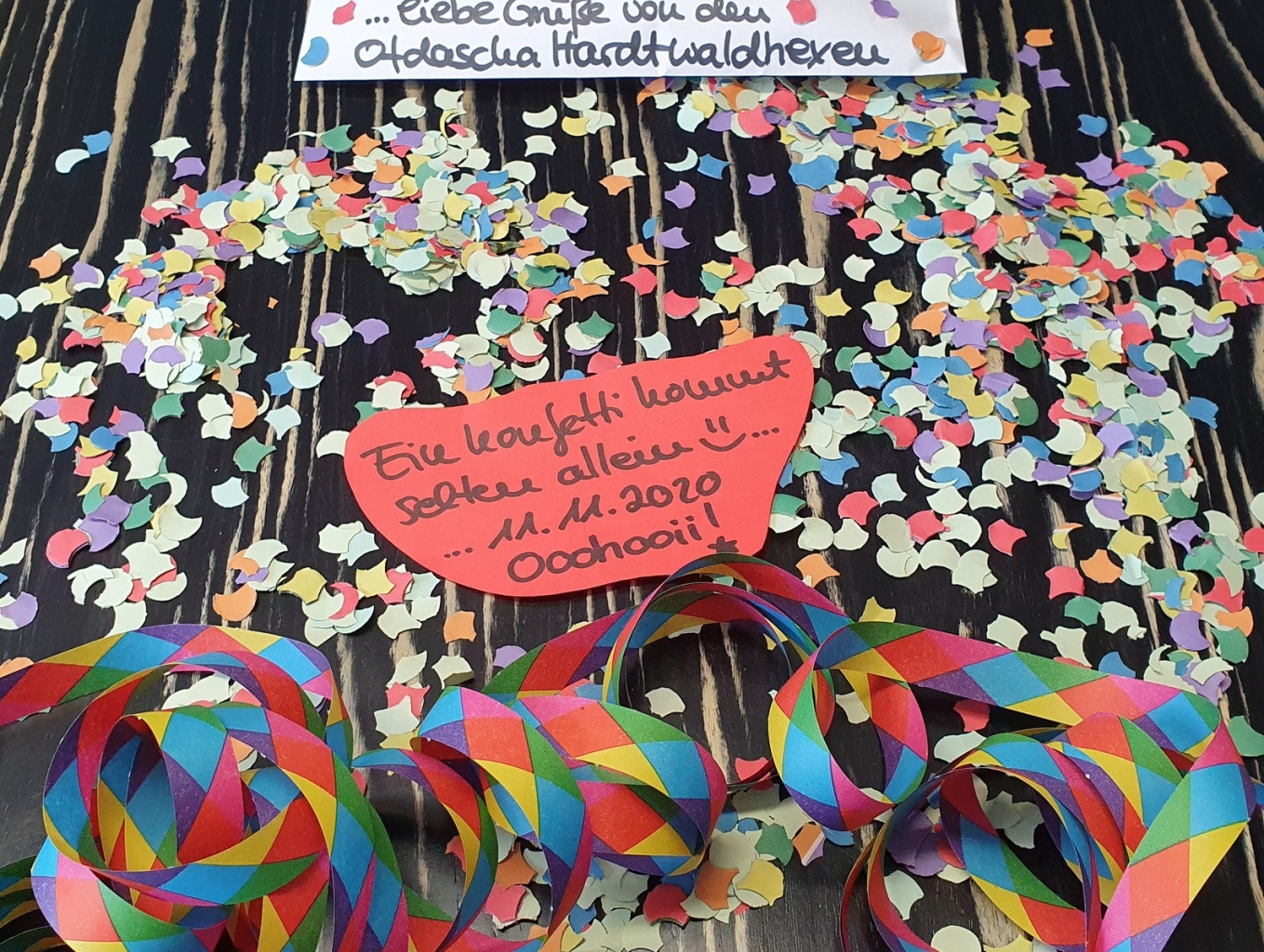 Der Inhalt des Umschlags: Konfetti und Luftschlangen.
