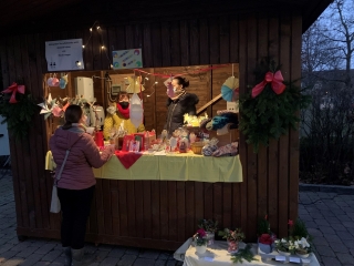 Weihnachtshütte auf dem Wochenmarkt im Jahr 2021 Weihnachtshütte auf dem Wochenmarkt im Jahr 2021