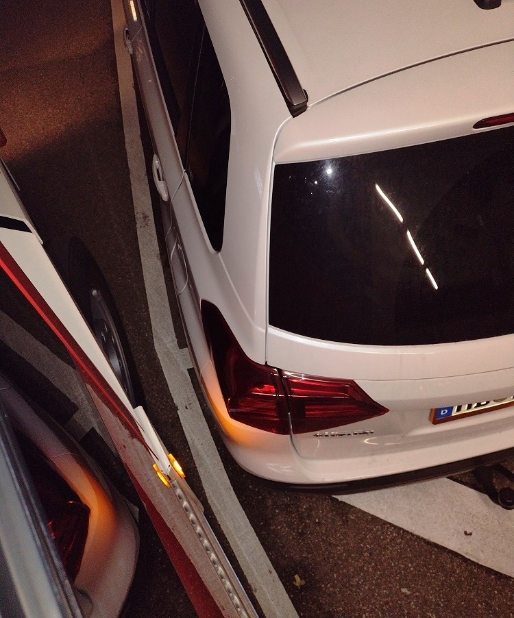 Wenn Falschparker den Rettungsweg behindern: Zwischen Feuerwehrfahrzeug und parkendem Pkw ist nur noch eine Handbreite Platz. Im Notfall ist das zu wenig. Wenn Falschparker den Rettungsweg behindern: Zwischen Feuerwehrfahrzeug und parkendem Pkw ist nur noch eine Handbreite Platz. Im Notfall ist das zu wenig.