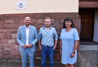 Bürgermeister Pascal Seidel, der neue Rektor Sascha Barembruch, Konrektorin Ines Hieltscher am Eingang der Schule. Bürgermeister Pascal Seidel, der neue Rektor Sascha Barembruch, Konrektorin Ines Hieltscher am Eingang der Schule.