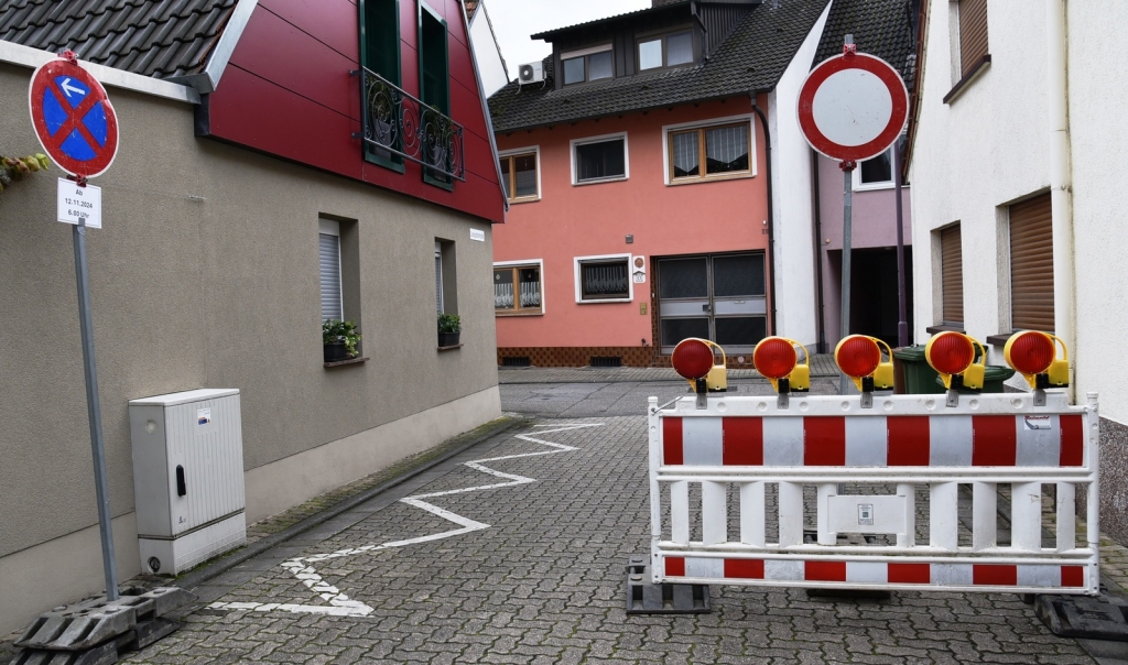 Die Leopoldstraße wird am Ausgang zur Sofienstraße zur Sackgasse. Hier die Fläche, auf der u.a. Materialien gelagert werden sollen. In der Leopoldstraße ist einseitiges Halteverbot eingerichtet worden. Die Leopoldstraße wird am Ausgang zur Sofienstraße zur Sackgasse. Hier die Fläche, auf der u.a. Materialien gelagert werden sollen. In der Leopoldstraße ist einseitiges Halteverbot eingerichtet worden.