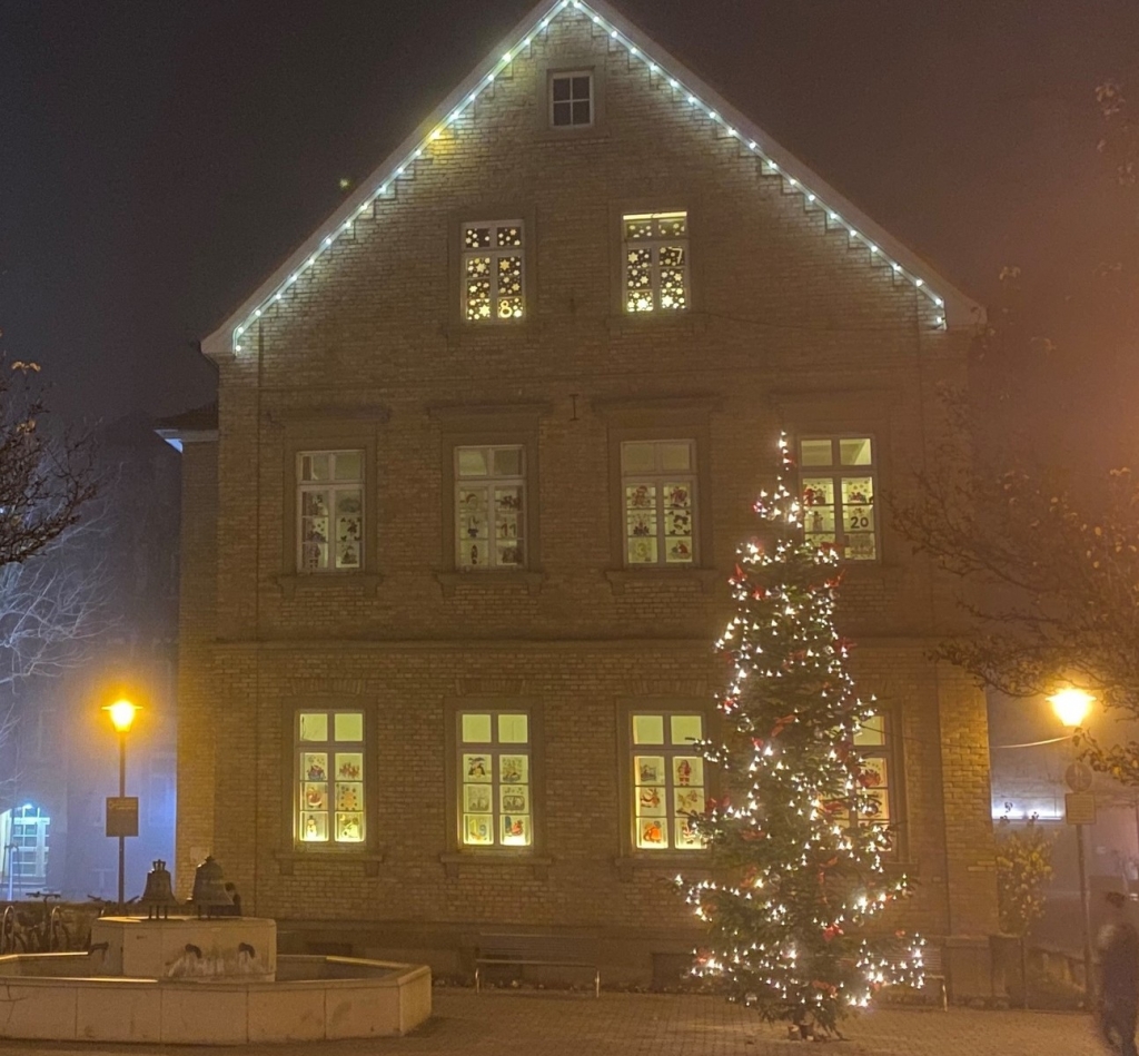 Weihnachtsbaum neben dem Rathaus Weihnachtsbaum neben dem Rathaus