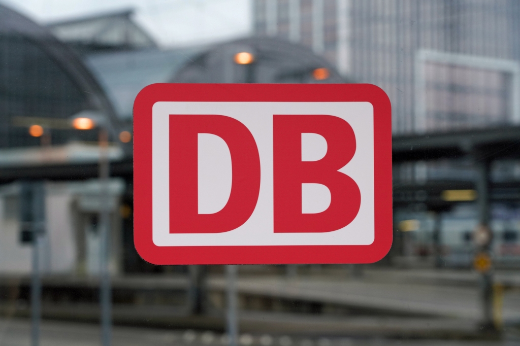 Schild der Deutschen Bahn an einem Bahnhof (Bild: Deutsche Bahn) Schild der Deutschen Bahn an einem Bahnhof (Bild: Deutsche Bahn)