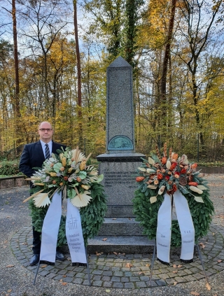 Bürgermeister Jens Geiß am Volkstrauertag auf dem Friedhof. Bürgermeister Jens Geiß am Volkstrauertag auf dem Friedhof.
