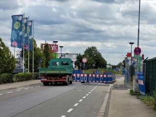 Die Zufahrt zur Scheffelstraße in Schwetzingen an den Einkaufsmärkten ist wegen Bauarbeiten gesperrt. Hier der Blick über den Kreisel nach Oftersheim. Bildquelle: Stadt Schwetzingen. Die Zufahrt zur Scheffelstraße in Schwetzingen an den Einkaufsmärkten ist wegen Bauarbeiten gesperrt. Hier der Blick über den Kreisel nach Oftersheim. Bildquelle: Stadt Schwetzingen.