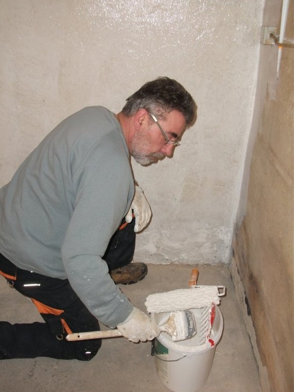 Fleißige Helfer verschönern das Vereinshaus Fleißige Helfer verschönern das Vereinshaus