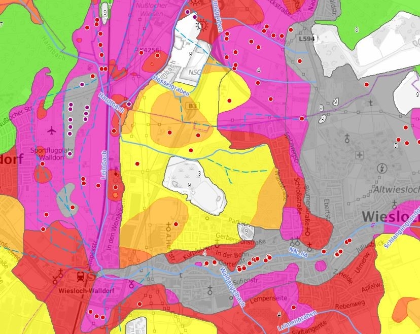 Bildausschnitt mit veranschlagter Cadmiumbelastung im Bereich Walldorf/Wiesloch. Die Gehalte sind überwiegend „sehr hoch“ (rot), „äußerst hoch“ (pink) oder „am höchsten“ (grau). Die roten Punkte stehen für festgestellte Höchstmengen-Überschreitungen. Bildausschnitt mit veranschlagter Cadmiumbelastung im Bereich Walldorf/Wiesloch. Die Gehalte sind überwiegend „sehr hoch“ (rot), „äußerst hoch“ (pink) oder „am höchsten“ (grau). Die roten Punkte stehen für festgestellte Höchstmengen-Überschreitungen.