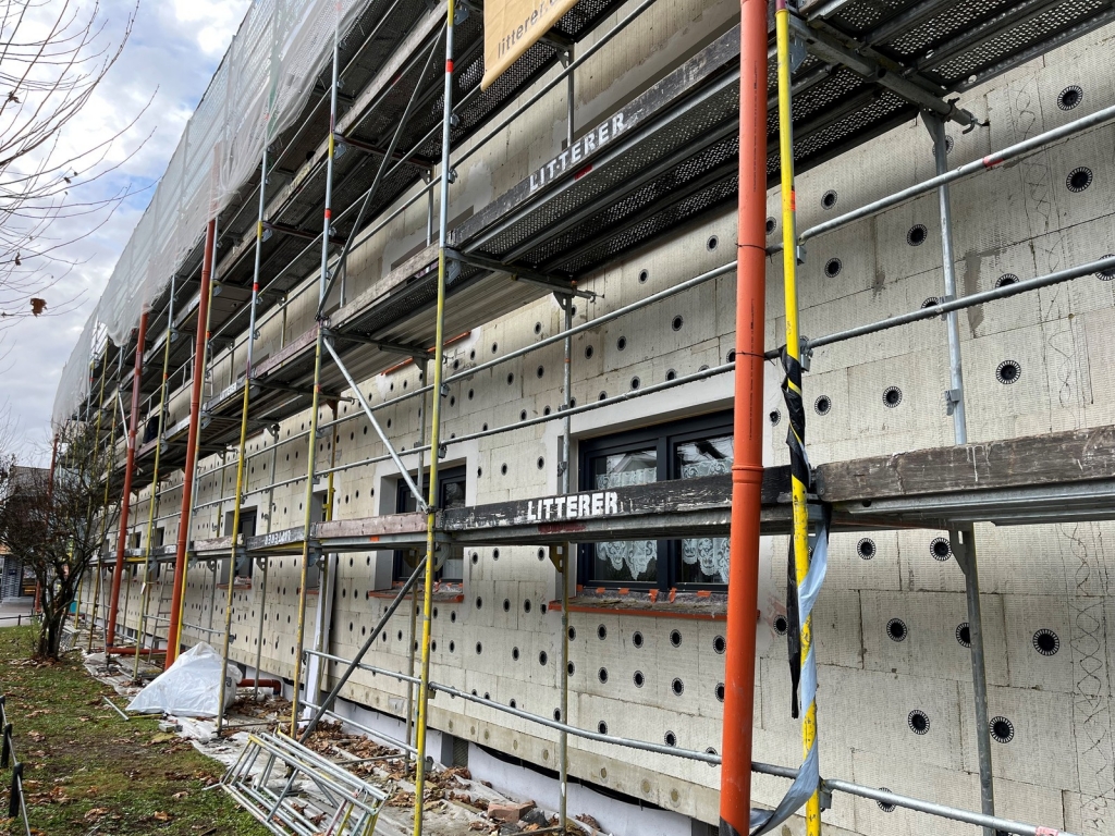 Die Außenfassade des kommunalen Wohngebäudes in der Eichendorffstraße 10-12 wird gedämmt. Die Außenfassade des kommunalen Wohngebäudes in der Eichendorffstraße 10-12 wird gedämmt.