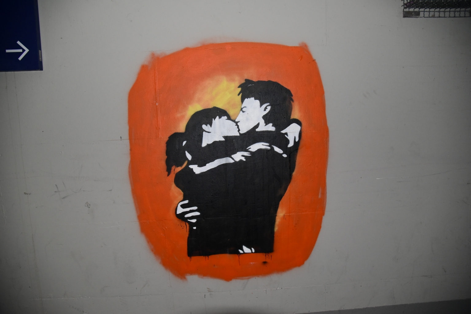 Ein Graffiti in der Bahnhofsunterführung bleibt ausnahmsweise bestehen: das Bild eines küssenden Pärchens dient eindeutig der Verschönerung.