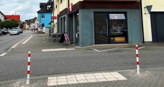 An der Straßenecke Wiesenstraße / Heidelberger Straße wurden zwei rot-weiße Poller gesetzt, um unzulässiges Parken zu verhindern. Hier ist ein traktiles Leitsystem für seheingeschränkte Menschen, das den Straßenübergang sicherer machen soll. An der Straßenecke Wiesenstraße / Heidelberger Straße wurden zwei rot-weiße Poller gesetzt, um unzulässiges Parken zu verhindern. Hier ist ein traktiles Leitsystem für seheingeschränkte Menschen, das den Straßenübergang sicherer machen soll.