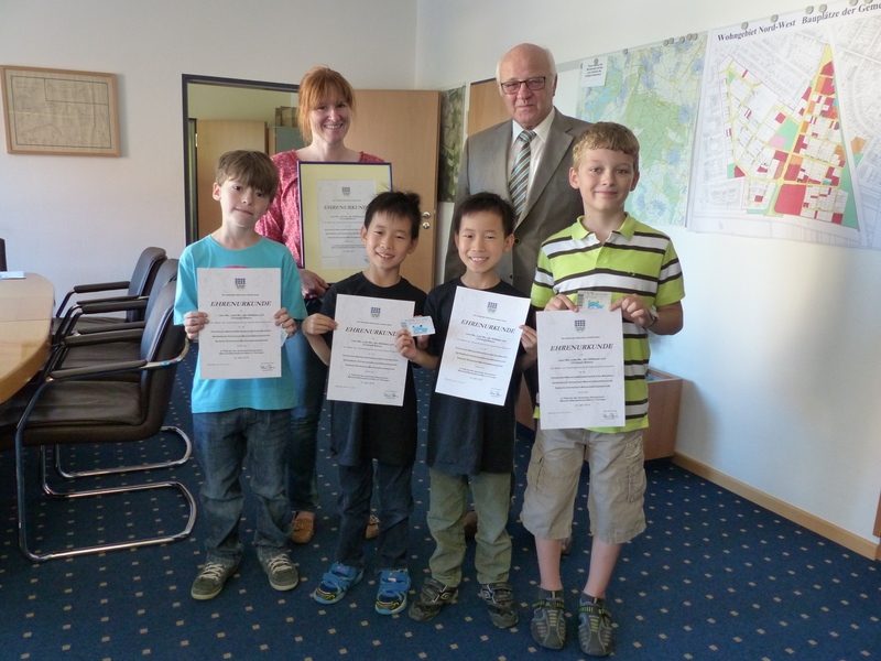 Ehrung der Schachkinder: hintere Reihe: Judith Herden, Bürgermeister Helmut Baust. Vordere Reihe vlnr: Jan Stillbauer, Leon und Luka Wu, Christoph Bianco Ehrung der Schachkinder: hintere Reihe: Judith Herden, Bürgermeister Helmut Baust. Vordere Reihe vlnr: Jan Stillbauer, Leon und Luka Wu, Christoph Bianco