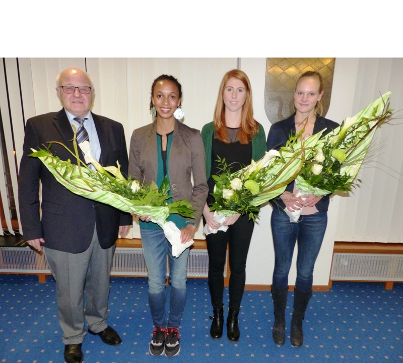 Foto vlnr: Bürgermeister Helmut Baust, Malaika Mihambo, Carina Frey, Hannah Mergenthaler Foto vlnr: Bürgermeister Helmut Baust, Malaika Mihambo, Carina Frey, Hannah Mergenthaler