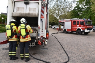Feuerwehr beim Löschen des Abfallbrands im Müllauto auf dem Festplatz Feuerwehr beim Löschen des Abfallbrands im Müllauto auf dem Festplatz