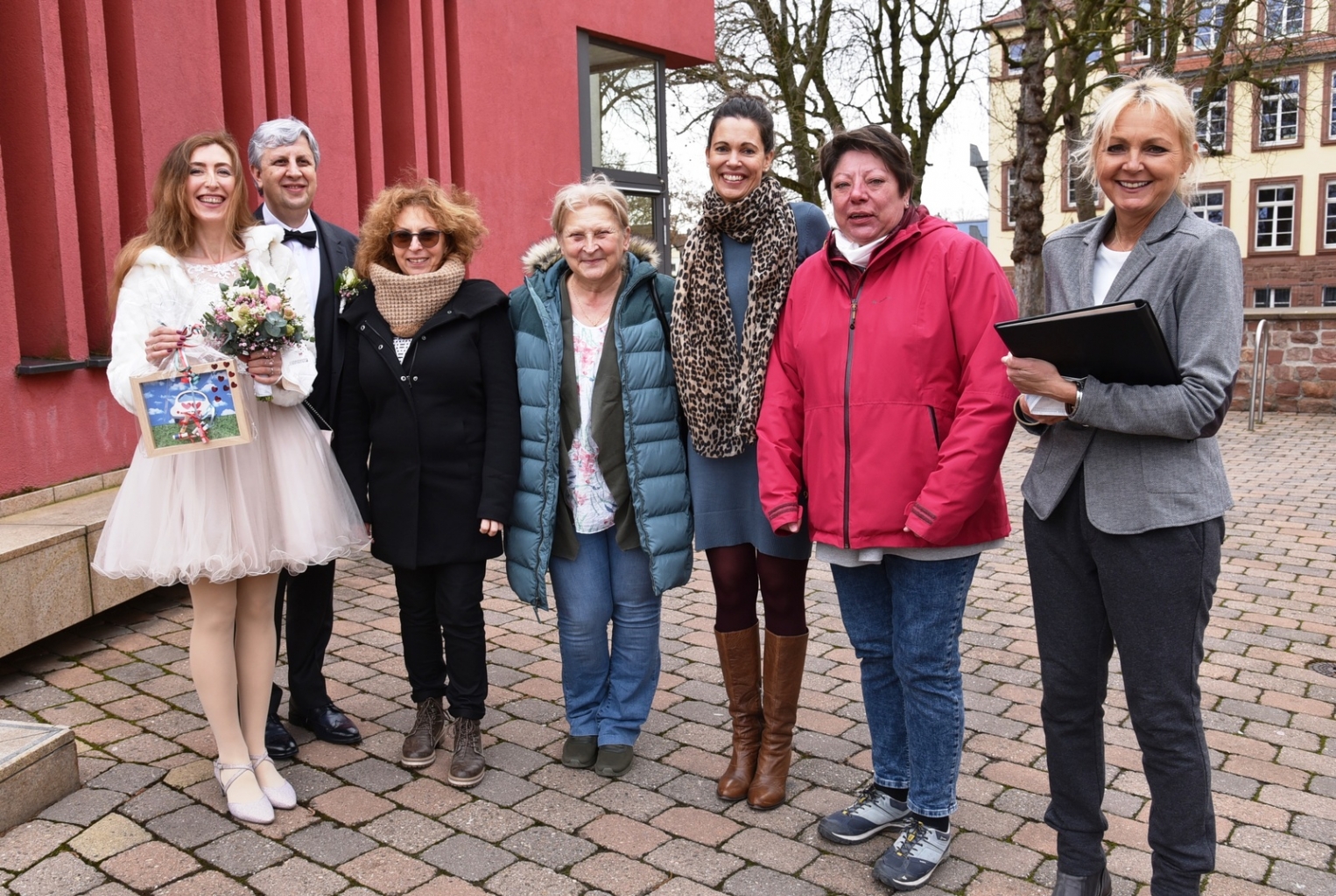 Brautpaar Nr. 1 am 22.2.22. vlnr: Mihaela und Josef Bencsik, die Gratulantinnen sind Sandra Mettendorfer, Adrijana Mitter, Isabel Heider, Susanne Eickmeier, Anja Drake (für das Foto wurden kurz die Masken abgenommen)