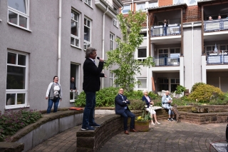 Andy Schäfer singt im Hof des Siegwald-Kehder-Hauses - vor begeisterten Zuhörern und in gebührendem Abstand. Andy Schäfer singt im Hof des Siegwald-Kehder-Hauses - vor begeisterten Zuhörern und in gebührendem Abstand.