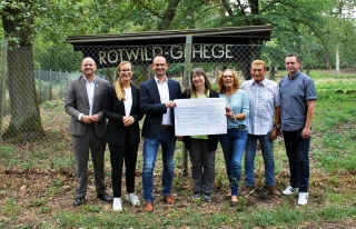 Spende für den Förderkreis Wildgehege: Auf dem Foto vlnr: Bürgermeister Pascal Seidel, Tina Argento und Andreas Stampfer von Netze BW, 1. Vorsitzende Förderkreis Ulrike Krause, Stellv. Vorsitzende Gerlinde Welter, Helmut Welter und Christian Zimmermann (Vereinsmitglieder) Spende für den Förderkreis Wildgehege: Auf dem Foto vlnr: Bürgermeister Pascal Seidel, Tina Argento und Andreas Stampfer von Netze BW, 1. Vorsitzende Förderkreis Ulrike Krause, Stellv. Vorsitzende Gerlinde Welter, Helmut Welter und Christian Zimmermann (Vereinsmitglieder)