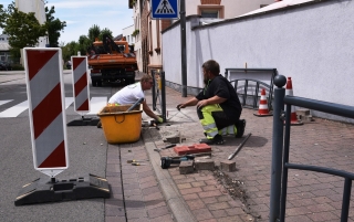 Mitarbeiter des Bauhofs tauschen das defekte Geländer an der Ecke Eichendorffstraße/Mannheimer Straße aus. Mitarbeiter des Bauhofs tauschen das defekte Geländer an der Ecke Eichendorffstraße/Mannheimer Straße aus.