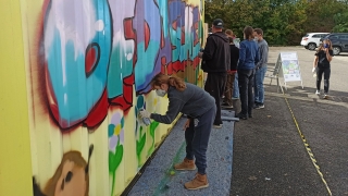 Jugendliche verschönern unter Anleitung einen Container in Oftersheim. Jugendliche verschönern unter Anleitung einen Container in Oftersheim.