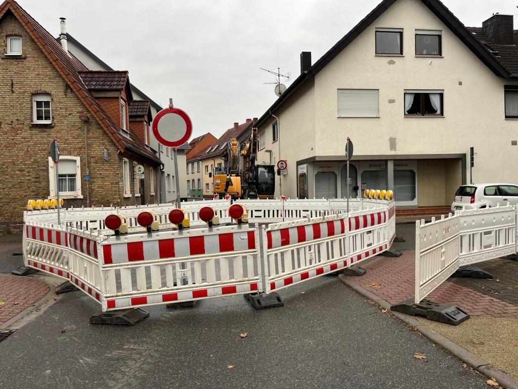 In der Sofienstraße wird der Kanal saniert. Die Kreuzung davor musste deshalb vorübergehend gesperrt werden. In der Sofienstraße wird der Kanal saniert. Die Kreuzung davor musste deshalb vorübergehend gesperrt werden.