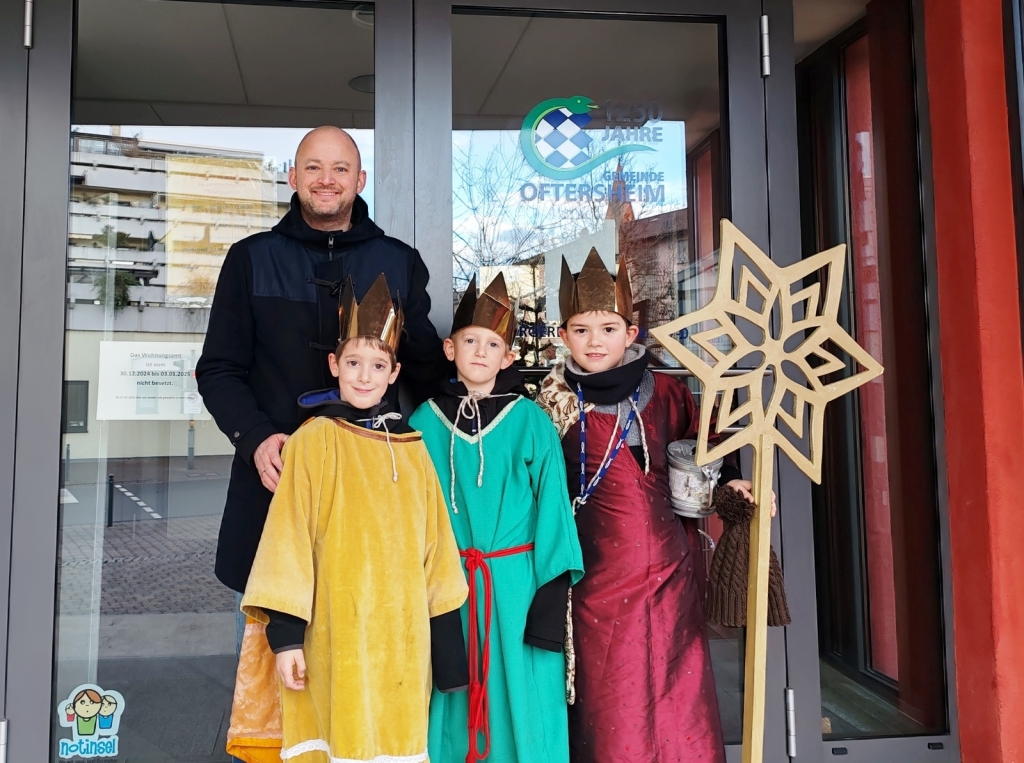 Sternsinger kamen zum Rathaus und wurden von Bürgermeister Pascal Seidel in Empfang genommen. Sternsinger kamen zum Rathaus und wurden von Bürgermeister Pascal Seidel in Empfang genommen.