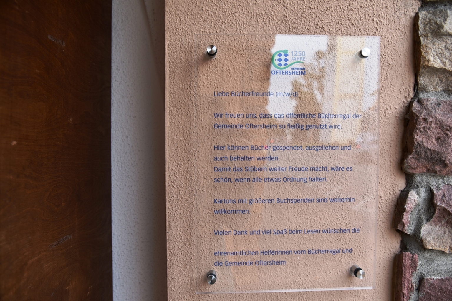 Das neue Schild neben dem Bücherregal, auf dem die Spielregeln für das Nutzen stehen. 