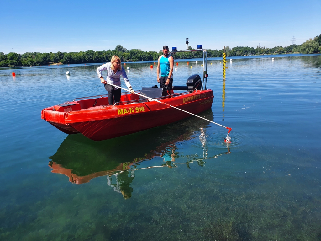 Hygienekontrolleurin Sarah-Vanessa Samuelsen vom Rhein-Neckar-Kreis bei der Messung der Sichttiefe im Weinheimer Waidsee. (Bild: Landratsamt Rhein-Neckar-Kreis) Hygienekontrolleurin Sarah-Vanessa Samuelsen vom Rhein-Neckar-Kreis bei der Messung der Sichttiefe im Weinheimer Waidsee. (Bild: Landratsamt Rhein-Neckar-Kreis)