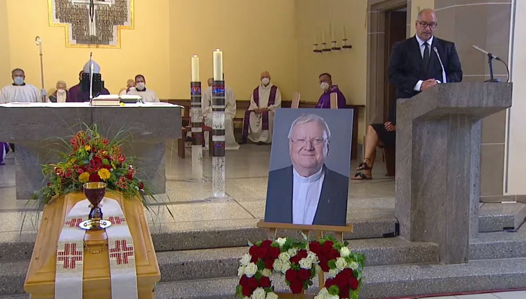 Bildausschnitt aus der gestreamten Trauerfeier in der St. Kilian Kirche. Rechts Bürgermeister Jens Geiß Bildausschnitt aus der gestreamten Trauerfeier in der St. Kilian Kirche. Rechts Bürgermeister Jens Geiß