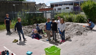 Kinder der Ferienbetreuung spielen im Sand auf dem Gelände der FES. Kinder der Ferienbetreuung spielen im Sand auf dem Gelände der FES.