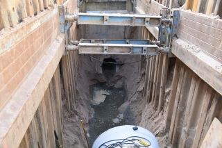 Einblick in die Baustelle des Kanalschachts, in die Wasser gelaufen ist. Einblick in die Baustelle des Kanalschachts, in die Wasser gelaufen ist.