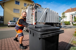 Der Griff zeigt zur Straße – so können die Müllwerker die Tonne schneller zum Müllfahrzeug heranziehen und leeren. (Bild: AVR) Der Griff zeigt zur Straße – so können die Müllwerker die Tonne schneller zum Müllfahrzeug heranziehen und leeren. (Bild: AVR)
