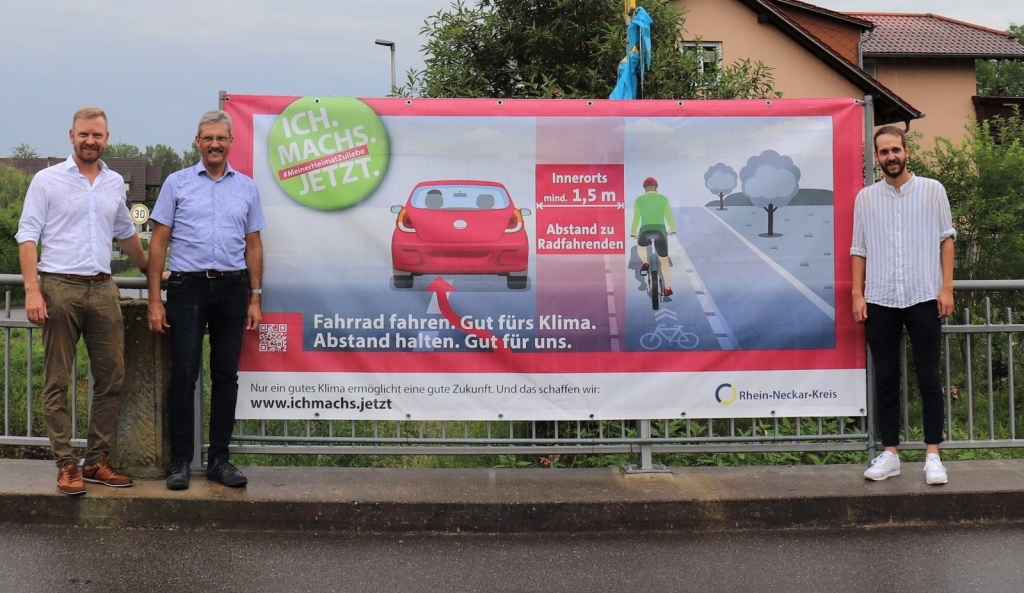 (v.l.n.r.) Dezernent Dr. Christopher Leo, Neidensteins Bürgermeister Frank Gobernatz und Ricardo Beringer von der Stabsstelle Nachhaltige Mobilität des Rhein-Neckar-Kreises präsentierten das großformatige Banner (Foto: Landratsamt Rhein-Neckar-Kreis) (v.l.n.r.) Dezernent Dr. Christopher Leo, Neidensteins Bürgermeister Frank Gobernatz und Ricardo Beringer von der Stabsstelle Nachhaltige Mobilität des Rhein-Neckar-Kreises präsentierten das großformatige Banner (Foto: Landratsamt Rhein-Neckar-Kreis)
