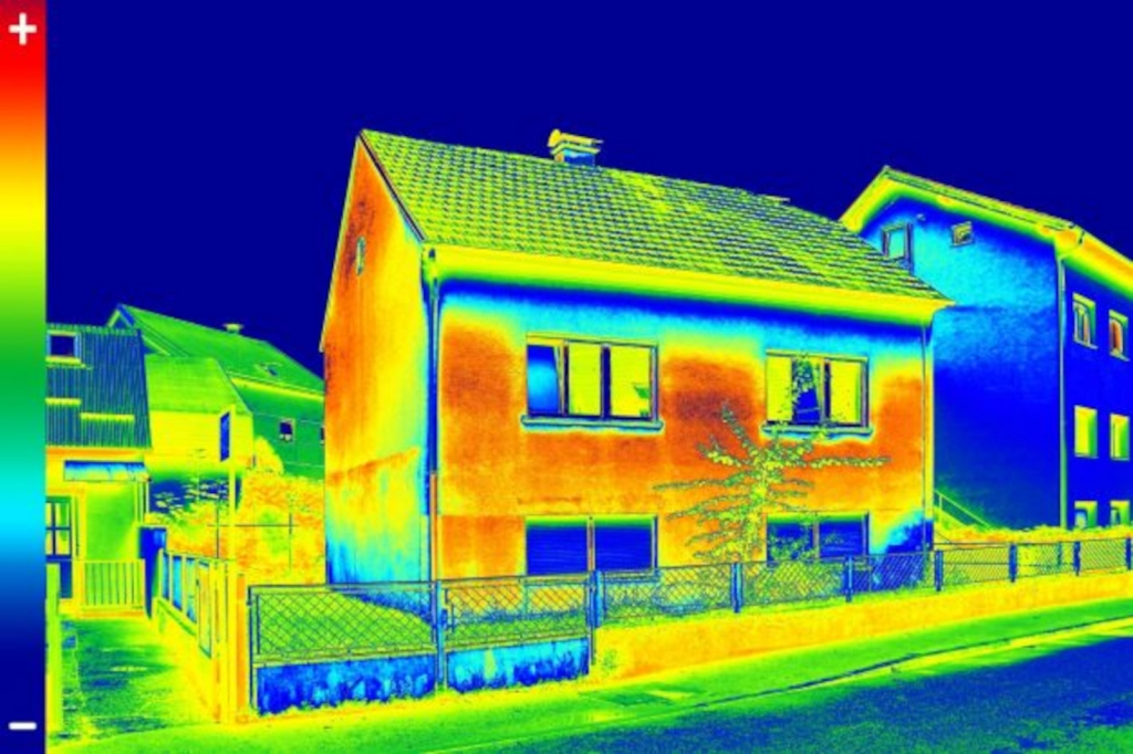 Wärmebild eines Gebäudes: Grün bedeutet hohe, rot niedrige Energieeffizienz. Foto: MVV Wärmebild eines Gebäudes: Grün bedeutet hohe, rot niedrige Energieeffizienz. Foto: MVV