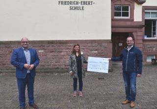 Scheckübergabe an Claudia Spieth vom Förderverein der FES, links Bürgermeister Jens Geiß, rechts Andreas Stampfer von Netze BW Scheckübergabe an Claudia Spieth vom Förderverein der FES, links Bürgermeister Jens Geiß, rechts Andreas Stampfer von Netze BW