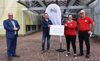 Scheckübergabe an André Stajcar und Yvonne Paulick vom Förderverein der THS, links Bürgermeister Jens Geiß, daneben Andreas Stampfer von Netze BW Scheckübergabe an André Stajcar und Yvonne Paulick vom Förderverein der THS, links Bürgermeister Jens Geiß, daneben Andreas Stampfer von Netze BW