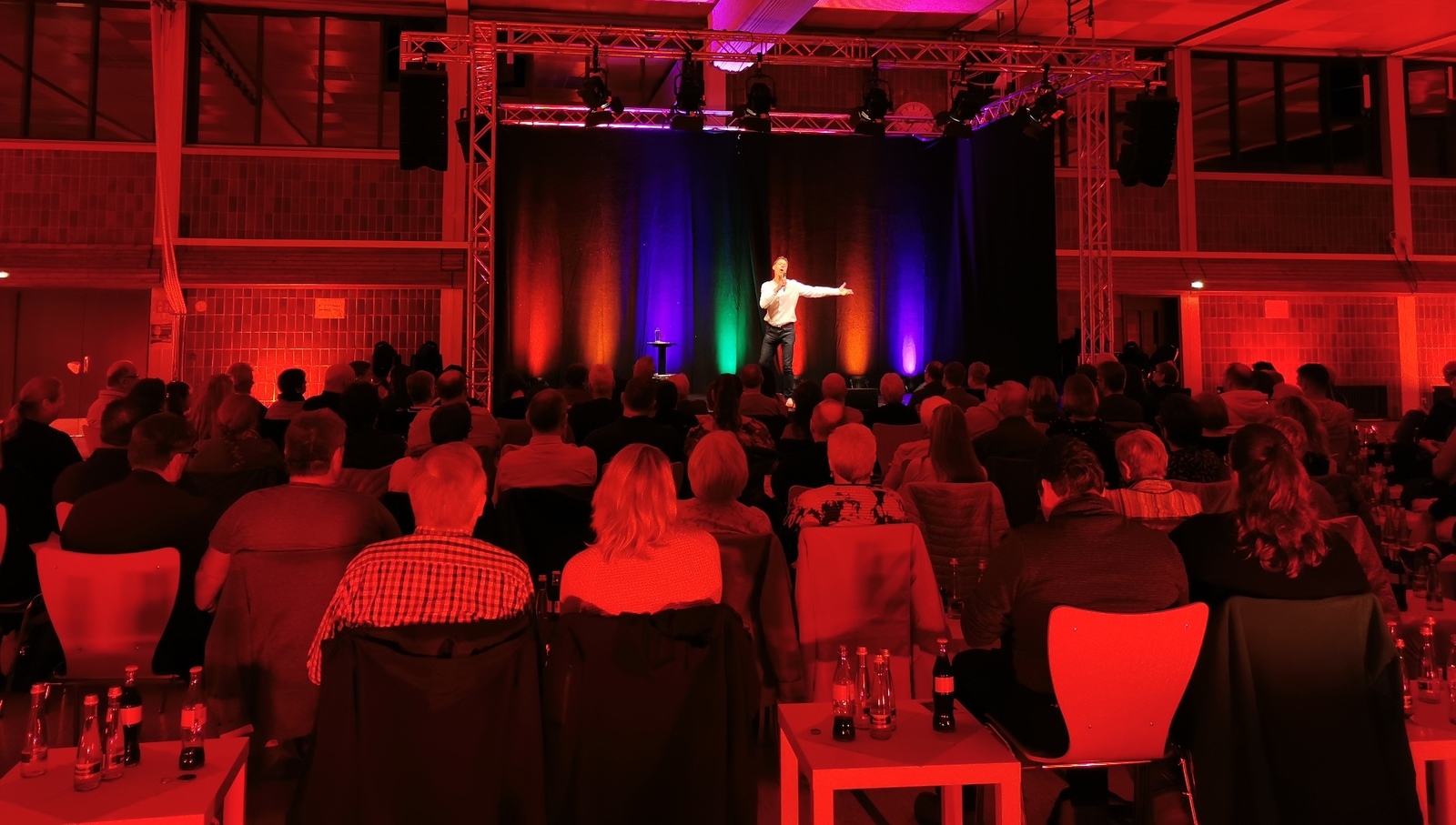 Hat das Publikum begeistert: Maddin Schneider auf der Bühne in der Kurpfalzhalle .