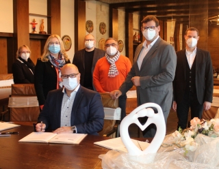 Interkommunale Zusammenarbeit bei Vertretungen im Standesamt - die Unterzeichnung der Vereinbarung. Foto: Stadt Eppelheim Interkommunale Zusammenarbeit bei Vertretungen im Standesamt - die Unterzeichnung der Vereinbarung. Foto: Stadt Eppelheim