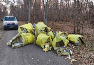 Unbekannte haben Dämmmaterial im Wald entsorgt. Unbekannte haben Dämmmaterial im Wald entsorgt.