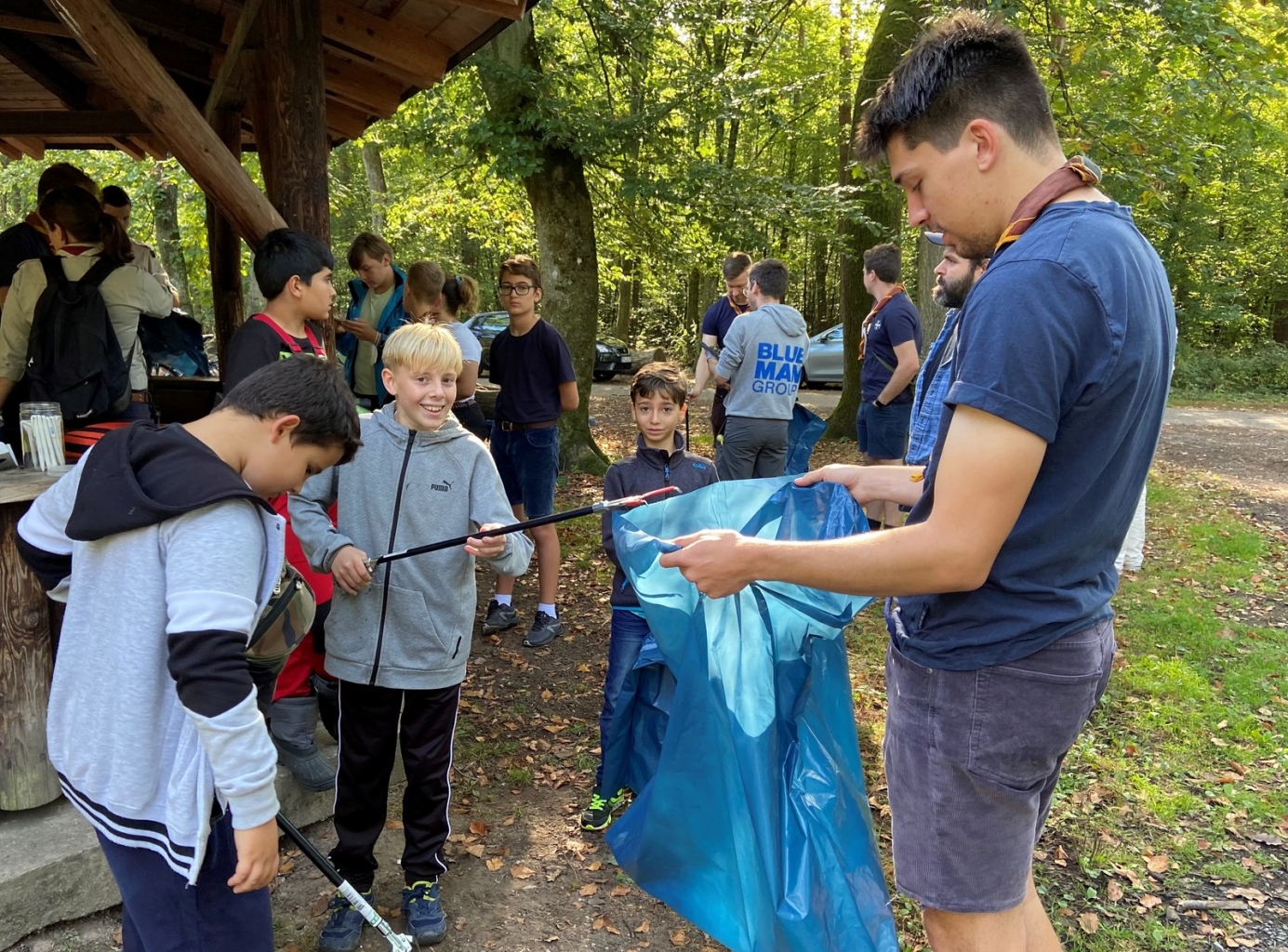 Schon 2021 haben Oftersheimer Jugendliche Müll gesammelt, hier ein Bild am Wildgehege im Wald.