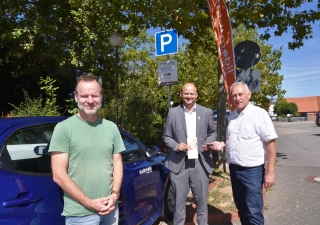 Das zweite stadtmobil-CarSharing Auto steht jetzt in Oftersheim. Bei der Übergabe vlnr: Klimaschutzmanager Martin Hirning, Bürgermeister Pascal Seidel und Dieter Netter von stadtmobil. Das zweite stadtmobil-CarSharing Auto steht jetzt in Oftersheim. Bei der Übergabe vlnr: Klimaschutzmanager Martin Hirning, Bürgermeister Pascal Seidel und Dieter Netter von stadtmobil.
