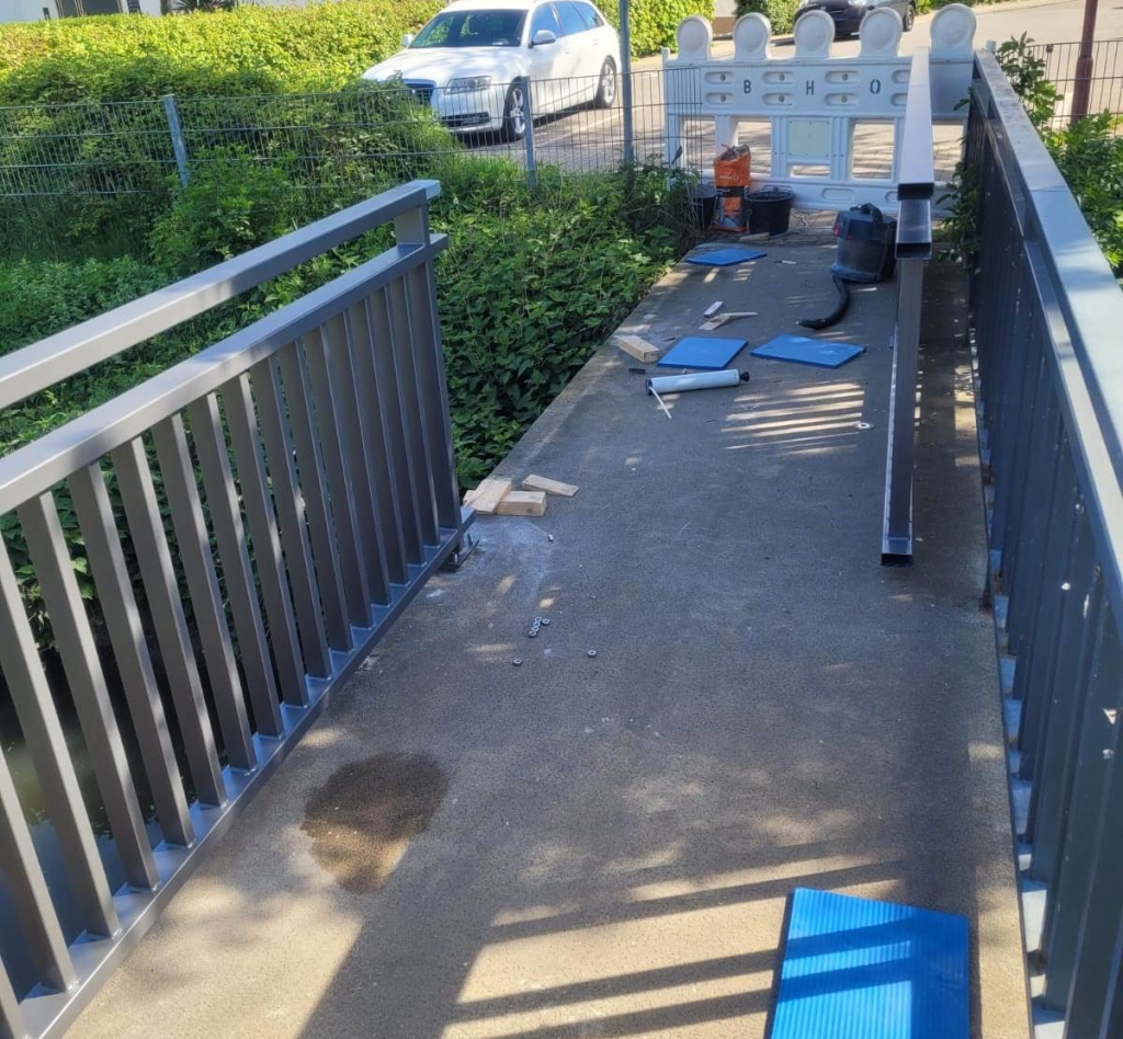 An einer Fußgängerbrücke über den Leimbach wurde vergangene Woche ein neues Geländer montiert. An einer Fußgängerbrücke über den Leimbach wurde vergangene Woche ein neues Geländer montiert.