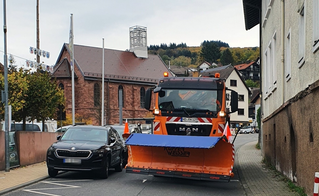 Bildhinweis (Quelle: Landratsamt Rhein-Neckar-Kreis) In einigen Ortsdurchfahrten im Rhein-Neckar-Kreis wie hier in Altenbach gibt es oft schwierige Engstellen. Wenn dann noch weitere parkende Autos hinzukommen, entsteht ein regelrechter Hindernisparcours für den Winterdienst und es gibt unter Umständen kein Durchkommen mehr. Bildhinweis (Quelle: Landratsamt Rhein-Neckar-Kreis) In einigen Ortsdurchfahrten im Rhein-Neckar-Kreis wie hier in Altenbach gibt es oft schwierige Engstellen. Wenn dann noch weitere parkende Autos hinzukommen, entsteht ein regelrechter Hindernisparcours für den Winterdienst und es gibt unter Umständen kein Durchkommen mehr.