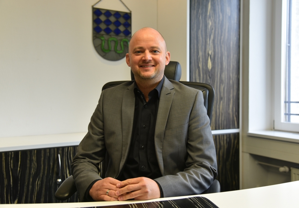 Bürgermeister Pascal Seidel am Schreibtisch. Bürgermeister Pascal Seidel am Schreibtisch.