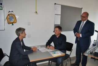 V.l.n.r.: Ute Walter, Karl-Heinz Bitz, Bürgermeister Jens Geiß. Foto: Gemeinde V.l.n.r.: Ute Walter, Karl-Heinz Bitz, Bürgermeister Jens Geiß. Foto: Gemeinde