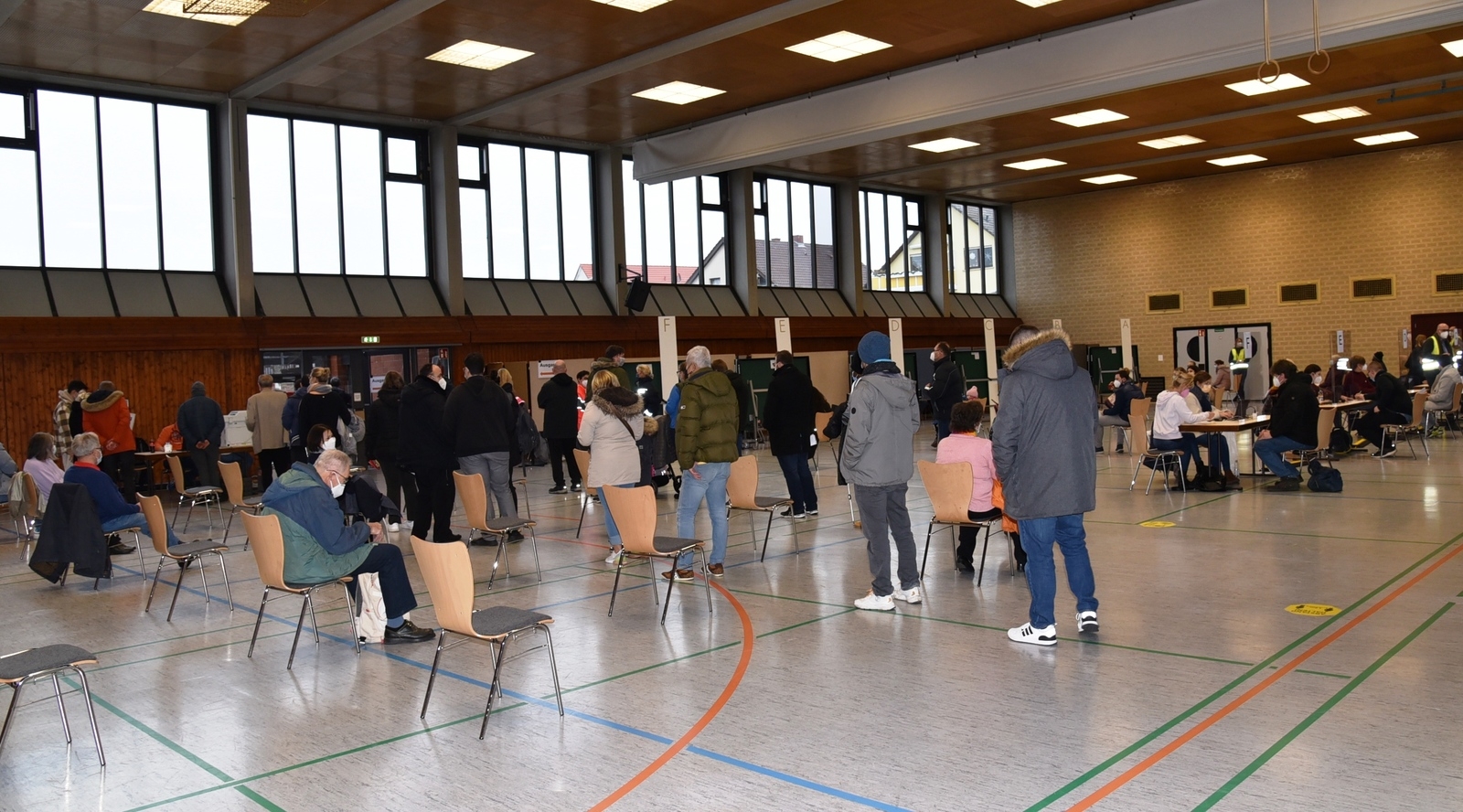 In der Kurpfalzhalle war gerade zu Beginn der Impfaktion viel los.